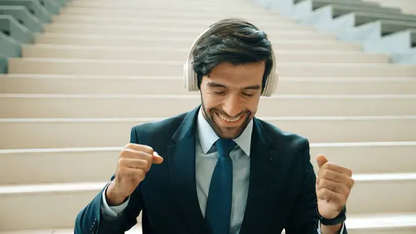 Nahaufnahme Bild Des Professionellen Geschäftsmannes Genießen Musik Über Kopfhörer Hören — Stockfoto