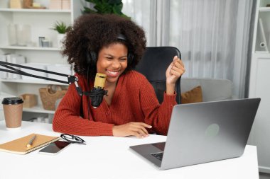 Güzel Afrikalı kadın sunucu kanalı çevrimiçi yayın yoluyla konuşuyor pazarlama öğretiyor, dinleyicileri canlı ya da çevrimiçi. İş yerindeki herhangi bir yer kavramı. Tatlandırıcı.