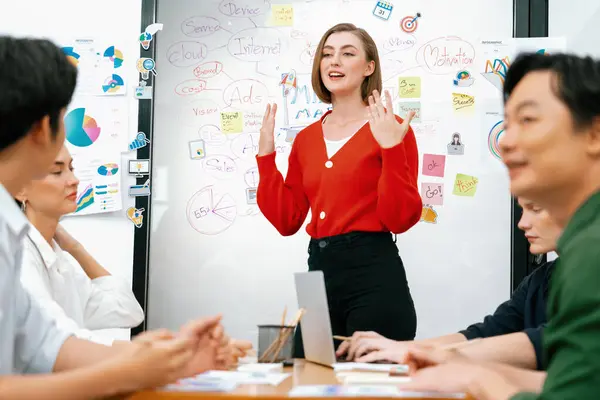 Professionelle Attraktive Weibliche Führungskraft Präsentiert Kreativen Marketing Plan Durch Brainstorming — Stockfoto