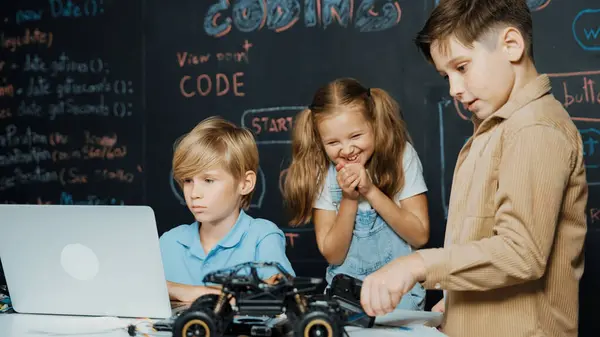 Nahaufnahme Eines Jungen Mit Laptop Programmiercode Und Programmierprogrammen Während Eine — Stockfoto