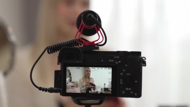 Tylny Widok Lub Ukryj Ekran Aparatu Wyświetlacza Kobieta Robi Piękno — Wideo stockowe