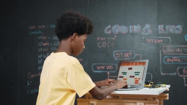 똑똑한 아프리카 소년은 노트북을 사용하여 프로그램을 코딩하고 흔들었습니다 Stem 교실에서 — 비디오