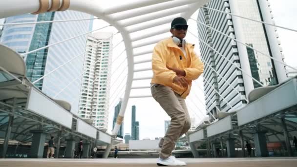 Låg Vinkel Kamera Asiatisk Hipster Praxis Bryta Dansande Fotsteg Eller — Stockvideo