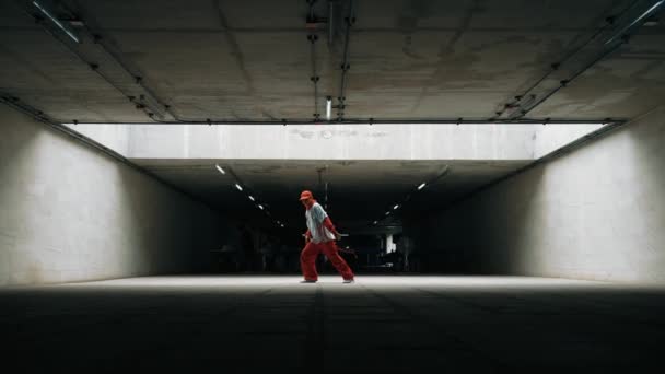Longo Tiro Hipster Bonito Executar Movimento Animado Energético Dançarino Freestyle — Vídeo de Stock