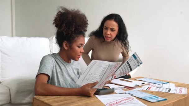 Stresli Afrikalı Amerikalı Kadınların Kredi Kartı Borçlarıyla Ilgili Mali Sorunları — Stok video