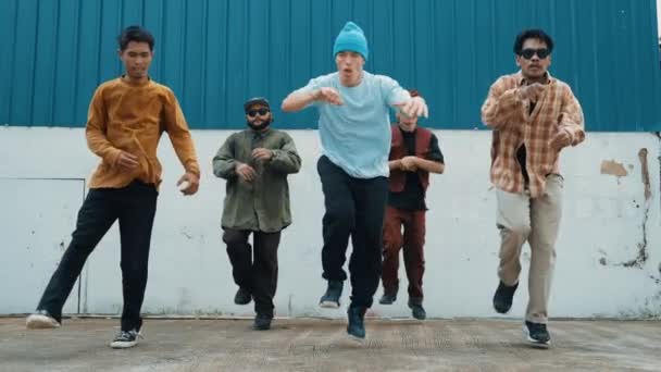 Egy Csapat Hip Hop Koreográfus Táncol Együtt Falnál Fiatal Jóképű — Stock videók