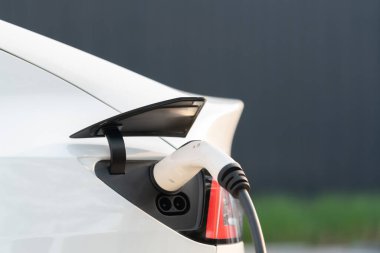 Kapalı EV elektrikli araba şarj bataryası şehrin ticari bölgesinde ya da alışveriş merkezinde. Sürdürülebilir ve çevre dostu seyahat için şarj edilebilir araç için alternatif enerji teknolojisi. Yararlı