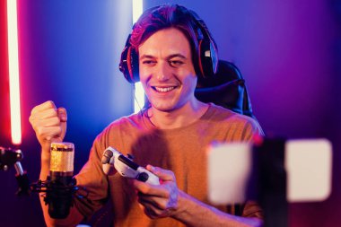 Kontrol kumandalı akıllı oyun flamasının tadını çıkarın. Modern teknoloji siber aydınlatma odasındaki yetenekli oyuncularla akıllı telefon reklamı üzerinden canlı yayın yapın. Bireysel.