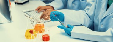 Laboratuvar araştırma ekibi, bilimsel uzmanlık ve laboratuvar ekipmanları ile sağlık hizmetlerini ilerletiyor, yeni ilaçlar araştırıyor ve laboratuvarda tedavi geliştiriyor. Panorama Katı