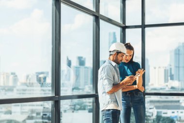 Profesyonel akıllı mimar mühendis takımı inşaat sorunlarını tartışıyor ve çözüyorlar. Mühendis, müdürün gökdelenle çevrili çalışma fikrini paylaşırken not alıyor. İzleme.