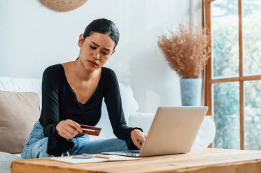 Stresli genç kadının kredi kartı borçlarıyla ilgili maddi sorunları var. En çok kötü kişisel para ve mortgage ödeme yönetimi krizi kavramını gösteriyor..