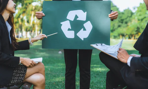 自然計画におけるアウトドアオフィスでのビジネスパーソンミーティング リサイクル可能な廃棄物の削減と再利用による環境のためのリサイクル戦略のブレインストーミング ガイヤー イングランド — ストック写真