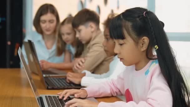 Ομάδα Πολυεθνικών Παιδιών Που Εργάζονται Παίζουν Φορητό Υπολογιστή Σύστημα Προγραμματισμού — Αρχείο Βίντεο