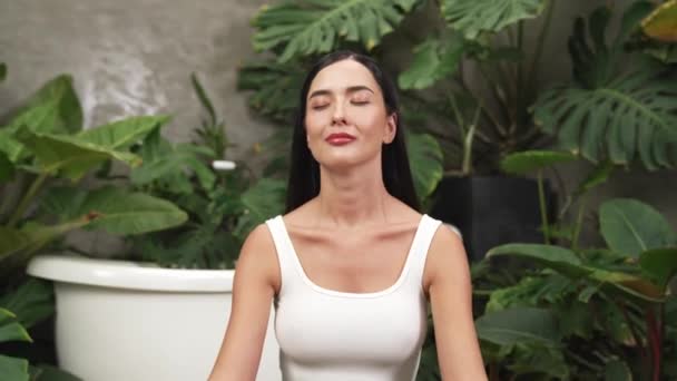 Mujer Joven Haciendo Yoga Matutino Meditación Jardín Natural Con Hoja — Vídeos de Stock