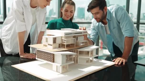 Team Ingegneri Architetti Lavora Insieme Analizzare Costruzione Modelli Casa Mentre — Video Stock