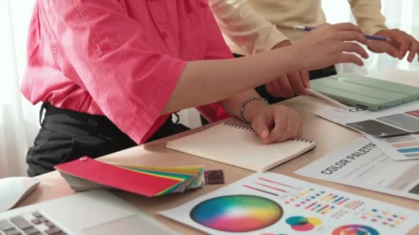 设计团队的慢动作手部特写头脑风暴 选择颜色进行平面设计工作或客户咨询 并在设计代理办公室进行色彩咨询 — 图库视频影像