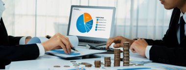 İş zekası analisti dizüstü bilgisayardaki BI yazılımını kullanarak finansal veri göstergesini ve büyüme destesini analiz ederek iş teknolojisini sembolize ediyor. Panorama 'da yatırım kararı. Kurnaz.