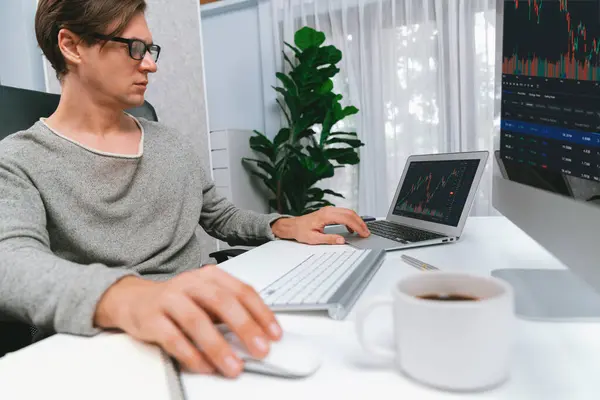 Comerciante Negócios Usando Computador Laptop Para Pesquisar Maior Valor Lucro — Fotografia de Stock