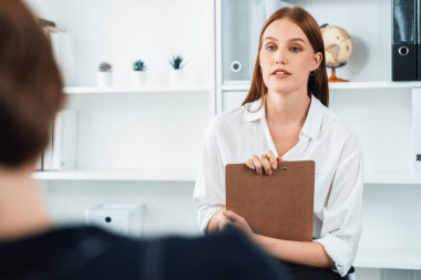 Mutlu hasta ve psikolog klinikte olumlu duygularla zihinsel sağlık sohbeti yaparken aynı zamanda en başarılı iş ve hayatı merkez ofisteki psikologlara anlatıyor. .