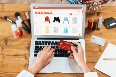 İnternet pazarından alışveriş yapan kadın modern yaşam tarzı için satış malzemeleri arıyor ve en yüksek siber güvenlik yazılımı tarafından korunan cüzdandan çevrimiçi ödeme için kredi kartı kullanıyor