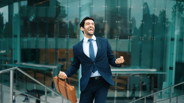 Uomo Affari Successo Festeggiare Ottenere Promozione Mentre Cammina Verso Ufficio — Foto Stock