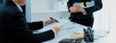 Kurumsal muhasebeci ekibi vergi iadelerini hesaplamak ve en yüksek seviyeye çıkarmak için hesap makinesi kullanır ve finansal veri raporuna dayanarak finansal performansı artırır. Panorama 'daki modern muhasebe. Kurnaz.