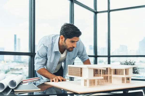 Inteligentny Inżynier Budownictwa Lądowego Podczas Planowania Budowy Domu Planu Modelu — Zdjęcie stockowe