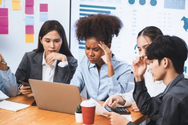 Çeşitli iş adamları ciddi bir toplantıda dizüstü bilgisayardaki finansal verileri analiz ediyor, kafası karışık ve endişeli. İş dünyasında zor bir mücadele. Hektik analiz ya da iş yerinde sorun. Uyum