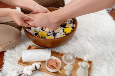 Kadınlar lüks spa salonlarında keyifli ayak masajlarına devam ederken, masör de hafif gün ışığı atmosferinde refleksoloji terapisi veya otel ayak spa 'sında. Sessiz.