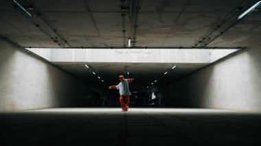 Yakışıklı hippilerin uzun vadede hareketli ve enerjik bir hareket sergilemesi. Serbest stil dansçı break dans ya da apartmanda sokak dansı. Yakışıklı koreograf gösterisi hareketi. Açık hava sporu 2024. Yumuşak bir şekilde..