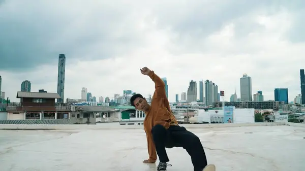 Rörelseshot Boy Dansföreställning Professionell Street Dansare Taket Med Sky Scrapper — Stockfoto