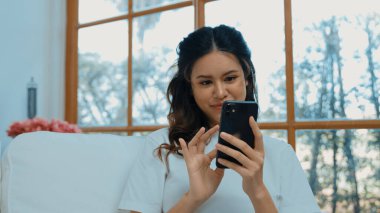 Genç bir kadın internet üzerinden alışveriş yapmak için internet üzerinden internet üzerinden internet üzerinden alışveriş yapıyor. Modern ve konforlu çevrimiçi alımlar güvenli ve uygun alışverişleri sağlar.