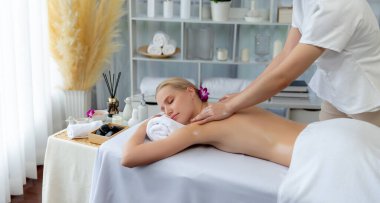 Kafkasyalı kadın müşteri stres önleyici spa masajının keyfini çıkarıyor ve lüks otel ya da oteldeki gündüz açık ortam güzellik salonunda güzellik teniyle eğleniyor. Sessiz.
