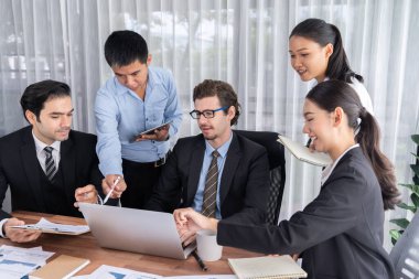 Ofis masasındaki finansal veri raporlarını analiz eden çeşitli bir grup iş analisti. Stratejik pazarlama planlaması için iş zekası analizi çizelgesi ve grafiği.