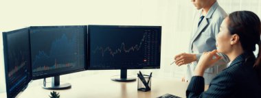 Profesyonel borsacı, finansal yatırım için yetenekli bir iş kadınına büyüme grafiği ile ilgili hisse senedi sundu. Hisse senedi. Hisse senedi. Borsa konsepti. Filizlenen..