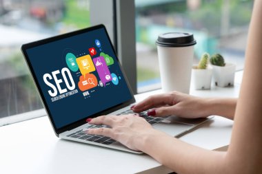 Model e-ticaret için SEO arama motoru optimizasyonu ve bilgisayar ekranında gösterilen çevrimiçi perakende işi