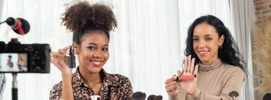 Kadın nüfuzlu kişi canlı yayında video görüntülerini çekiyor. Makyaj çok önemli sosyal medya ya da blog. Kozmetik stüdyosu ışıklandırmalı mutlu genç kız çevrimiçi pazarlama oturumu yayını için..