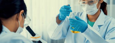 Laboratuvar araştırma ekibi, bilimsel uzmanlık ve laboratuvar ekipmanları ile sağlık hizmetlerini ilerletiyor, yeni ilaçlar araştırıyor ve laboratuvarda tedavi geliştiriyor. Panorama Katı