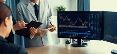 Profesyonel borsacı, finansal yatırım için yetenekli bir iş kadınına büyüme grafiği ile ilgili hisse senedi sundu. Hisse senedi. Hisse senedi. Borsa konsepti. Filizlenen..