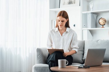 Klinikteki psikolog kadın. Profesyonel portresi. Dostane gülümsemesiyle hastayı psikoloğa davet ediyor. Tecrübeli ve kendine güvenen psikolog son derece uzmandır.