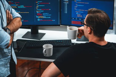 BT geliştiricileri pc ekranında çevrimiçi yazılım geliştirme bilgisini tartışıyor, web sitesindeki son sürüm uygulaması için program kodlaması oluşturuyorlar. Beyin fırtınası yazılımı kavramı güncellendi. Satılabilir.