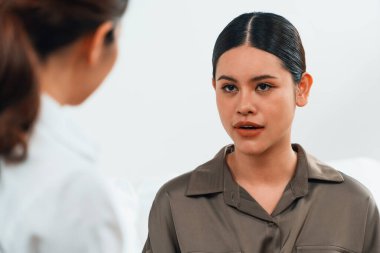 Ruh sağlığı için psikolog, depresyon ya da yaşam başarısızlığından sonra keder tedavisi gören üzgün bir kadın. Hayal kırıklığına uğramış genç bir kadın ofisteki duygular hakkında bir psikologla konuşuyor.