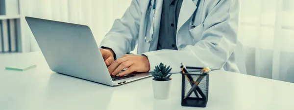 Der Arzt Krankenhaus Sitzt Seinem Schreibtisch Und Arbeitet Der Laptop — Stockfoto