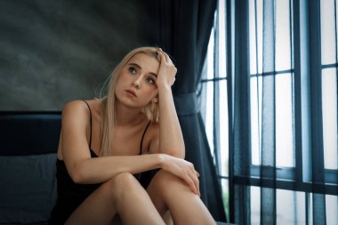 Kritik depresyon ve anksiyete bozukluğu olan genç bir kadın, yalnızlık, akıl hastalığı, ya da istenmeyen hamilelik, karanlık yatak odasında kendine sarılıyor. Bunaltıcı olumsuz düşünce. Blithe