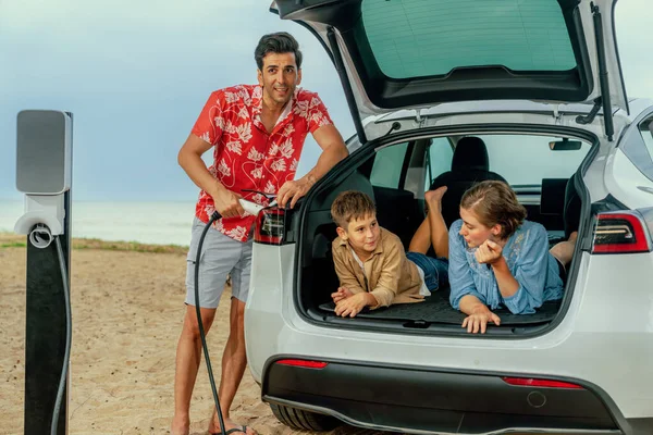 Rodzinny Wyjazd Wakacyjny Podróżujący Przez Plażę Elektrycznym Samochodem Piękna Rodzina — Zdjęcie stockowe