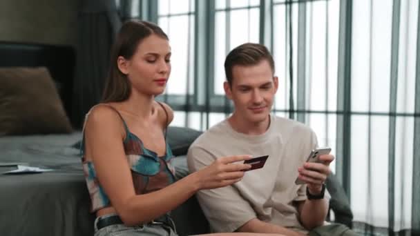 Jeune Couple Assis Dans Chambre Coucher Aide Application Paiement Ligne — Video