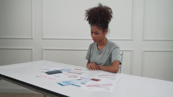 Stresli Genç Bayanın Kredi Kartı Borçlarıyla Ilgili Mali Sorunları Var — Stok video