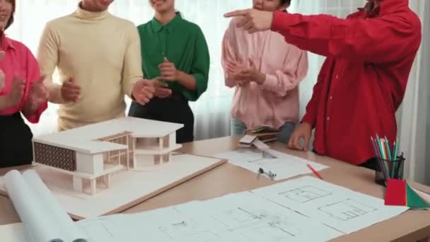 Tasarımcısı Mimari Ekipman Kullanarak Bir Plan Çizerken Tasarımcı Müşterilerin Talebine — Stok video