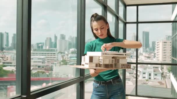 Insinyur Muda Yang Cantik Memeriksa Model Rumah Dengan Berbelok Sisi — Stok Video
