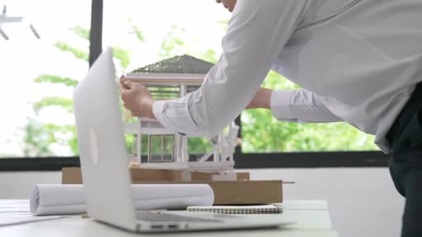 Close Professional Male Architect Engineer Measure House Model Using Laptop — Stock Video